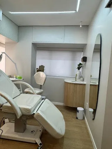 Sala de procedimentos com maca e espelho