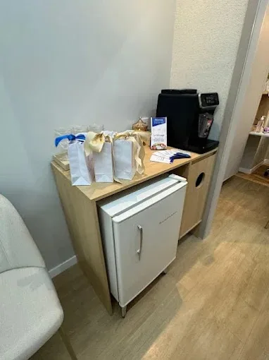 Cantinho do café com água e lanches para pacientes
